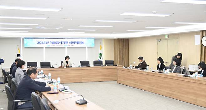 달성군청이 18일 학교급식지원 심의위원회를 열고 학교급식 및 우수, 친환경 식재료비 지원안을 심의·의결했다. 달성군청 제공