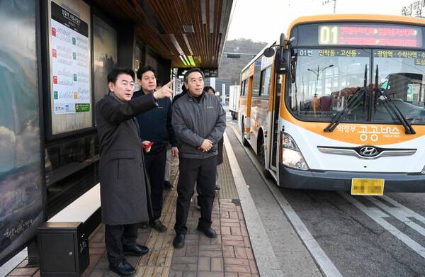 김동근 의정부시장이 18일 오전 출근시간대 의정부01번 공공버스 정류장에서 현장을 점검하고 있다. 의정부시 제공