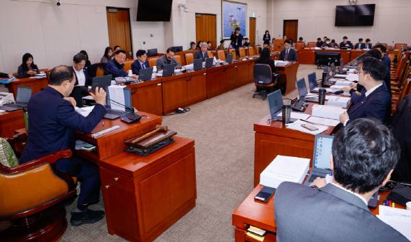 17일 서울 여의도 국회 산업통상자원중소벤처기업위원회에서 열린 제422회국회(임시회) 제1차 산업통상자원특허소위원회에서 김원이 소위원장이 반도체 특별법, 에너지 3법 등 논의를 위해 회의를 주재하고 있다. 2025.2.17/뉴스1  Copyright (C) 뉴스1. All rights reserved. 무단 전재 및 재배포,  AI학습 이용 금지. /사진=(서울=뉴스1) 안은나 기자