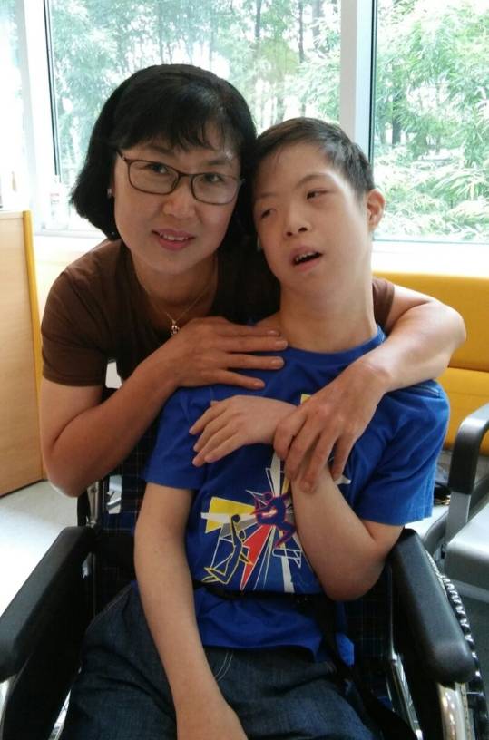 기증자 김준혁씨(오른쪽). 왼쪽은 활동 보조사 선생님./사진= 한국장기조직기증원