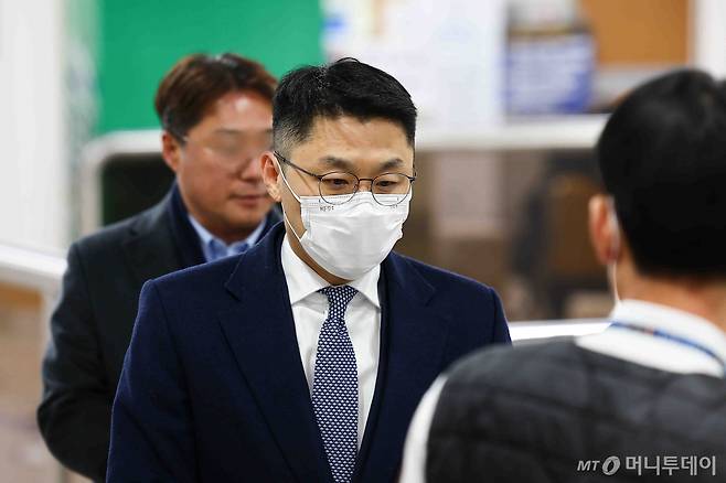 [서울=뉴시스] 김근수 기자 = 업무상배임 등 혐의로 불구속 수사 중인 유준원 상상인 그룹 대표가 18일 오후 서울 서초구 서울중앙지법에서 열린 선고 공판에 출석하고 있다. 2025.02.18. ks@newsis.com /사진=김근수