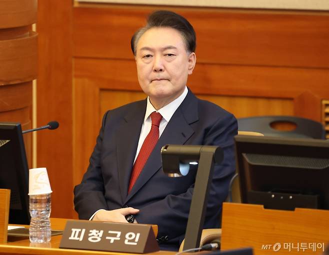 (서울=뉴스1) 사진공동취재단 = 윤석열 대통령이 13일 서울 종로구 헌법재판소에서 열린 탄핵심판 8차 변론에 출석해 있다. 2025.2.13/뉴스1  Copyright (C) 뉴스1. All rights reserved. 무단 전재 및 재배포,  AI학습 이용 금지. /사진=(서울=뉴스1) 사진공동취재단