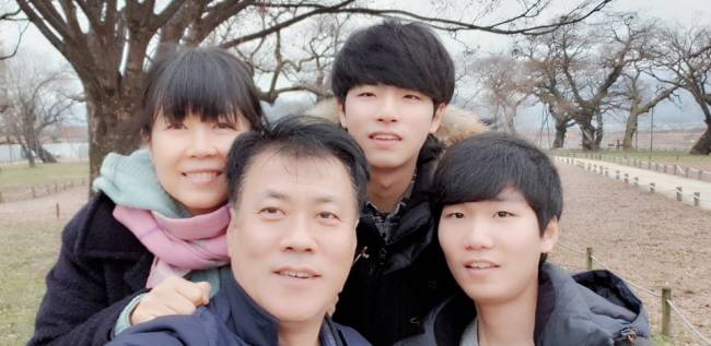 남동생 부부가 쌍둥이 아들과 함께 경북 성주의 ‘성밖숲’에서 찍은 사진. 힘든 암 투병 중에도 올케(맨 왼쪽)는 사랑하는 가족과 함께 행복한 미소를 짓고 있다.