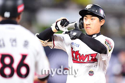 첫 안타 유준규 '손흥민 세리머니'./마이데일리