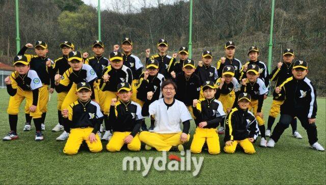 이민우(아래줄 왼쪽에서 세 번째) 단장이 남양주야놀 유소년야구단 선수들과 파이팅을 외치고 있다.
