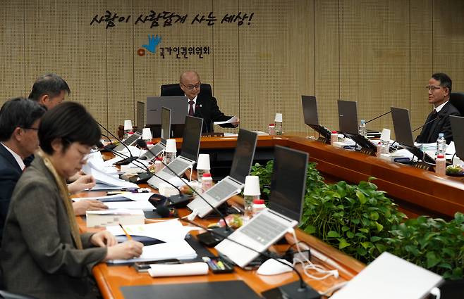 안창호 국가인권위원회 위원장이 10일 서울 중구 국가인권위원회에서 열린 ‘국가인권위원회 2차 전원위원회’에서 자료를 살펴보고 있다. [뉴시스]