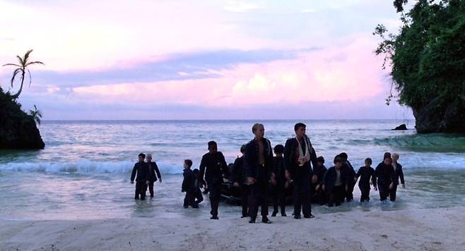 무인도에 불시착한 어린 육군사관생도들의 이야기를 다룬 영화 ‘파리 대왕’(1990)의 한 장면.