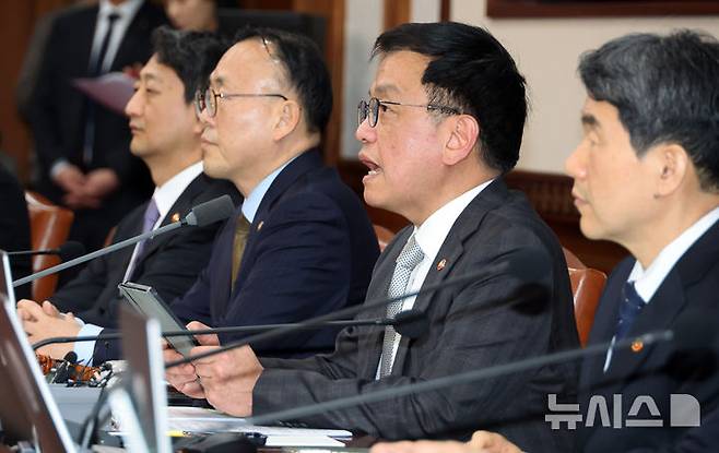 [서울=뉴시스] 최진석 기자 = 최상목 대통령 권한대행 부총리 겸 기획재정부 장관이 18일 정부서울청사에서 열린 국무회의에서 발언하고 있다. (대통령실통신사진기자단) 2025.02.18. myjs@newsis.com