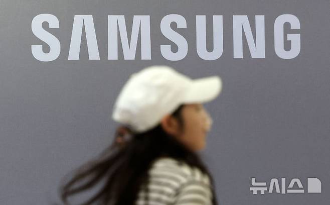 [서울=뉴시스] 홍효식 기자 = 31일 삼성전자가 연결 기준으로 매출 79조987억원, 영업이익 9조1834억원의 3분기 실적을 발표했다. 반도체 사업을 맡은 디바이스솔루션(DS) 부문은 매출 29조2700억원, 영업이익 3조8600억원을 냈다고 공시했다. 이날 서울 삼성전자 서초사옥 내 삼성 로고 모습. 2024.10.31. yesphoto@newsis.com