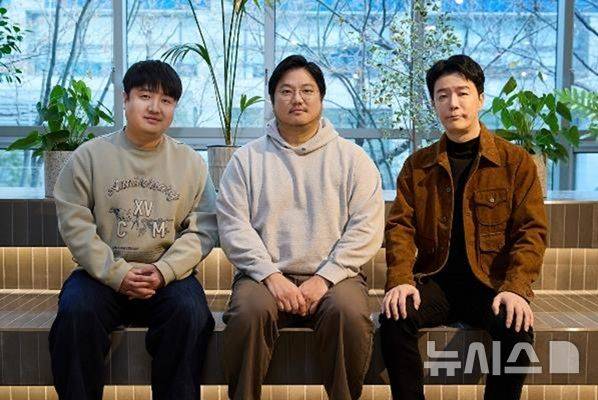 [서울=뉴시스]사진 왼쪽부터 민경훈 마비노기 디렉터, 최원준 넥슨 라이브본부장, 김동건 데브캣 대표 (사진=넥슨 제공)