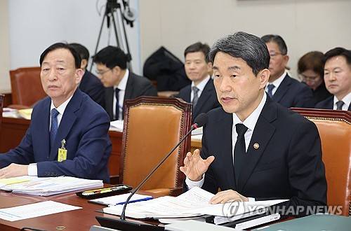 답하는 이주호 부총리 (서울=연합뉴스) 박동주 기자 = 18일 서울 여의도 국회에서 대전 초등생 고 김하늘 양이 피살된 사건과 관련해 현안질의 등을 위해 열린 교육위원회 전체회의에서 이주호 부총리 겸 교육부 장관이 의원 질의에 답하고 있다. 2025.2.18 pdj6635@yna.co.kr