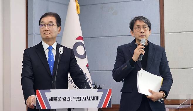 지난 13일 춘천 레고랜드 등 춘천 하중도 개발 사업 특수목적법인 강원중도개발공사 정상화 방안을 발표하고 있는 정광열 강원도 경제부지사(왼쪽). 연합뉴스