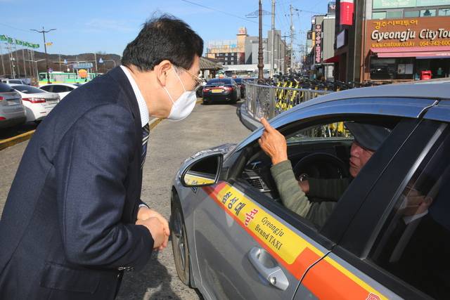 주낙영 경북 경주시장(왼쪽)이 교통 환경 개선을 위해 택시 운수종사자와 대화를 나누고 있다. 경주시청