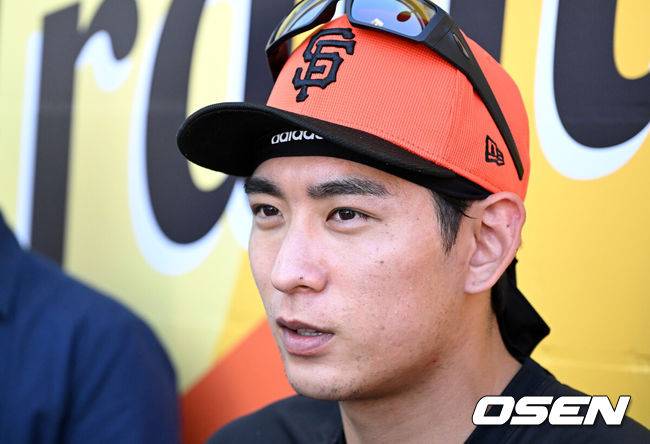 [OSEN=애리조나(미국), 이대선 기자] 16일(한국시간) 미국 애리조나주 스코츠데일 스타디움에서 2025 메이저리그 샌프란시스코 자이언츠의 스프링캠프가 진행됐다. 훈련을 마친 샌프란시스코 자이언츠 이정후가 인터뷰를 하고 있다. 2025.02.15 / sunday@osen.co.kr