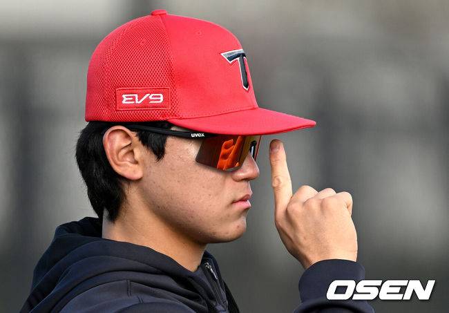 [OSEN=어바인(미국), 이대선 기자] 11일(한국시간) 미국 캘리포니아주 어바인 그레이트파크 베이스볼 컴플렉스에서 KIA 타이거즈의 1차 스프링캠프가 진행됐다.KIA 선수단은 오는 18일 미국에서 출발해 19일 인천으로 입국한 뒤 20일에 일본 오키나와로 건너가 21일부터 3월 4일까지 킨 구장에서 본격적인 실전을 치른다.KIA 김도영이 스트레칭을 하고 있다. 2025.02.11 / sunday@osen.co.kr