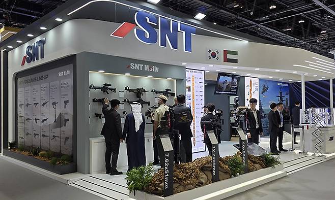 SNT다이내믹스와 SNT모티브가 IDEX 2025 국제 방산전시회에서 전시관을 마련해 K2전차용 국산파워팩 모형 등을 전시하고 있다. SNT다이내믹스 제공