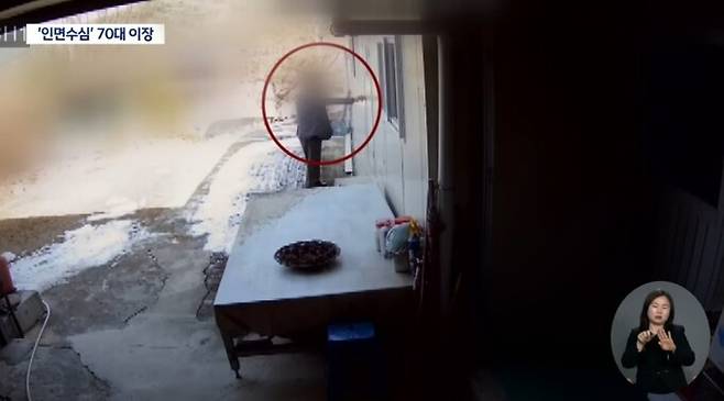 B씨가 피해자 집 문고리를 잡아당기는 장면. 대구MBC 캡처