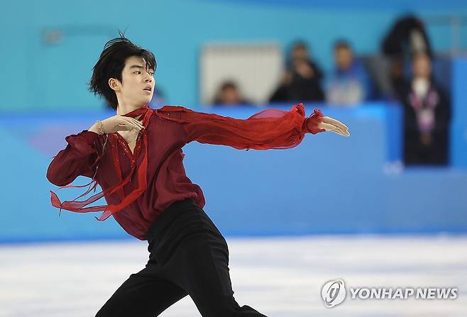 차준환, 금빛 연기 (하얼빈=연합뉴스) 박동주 기자 = 피겨 차준환이 13일 중국 하얼빈 헤이룽장 빙상훈련센터 다목적홀에서 열린 하얼빈 동계아시안게임 피겨 남자 싱글 프리 스케이팅에서 연기를 하고 있다. 2025.2.13 pdj6635@yna.co.kr