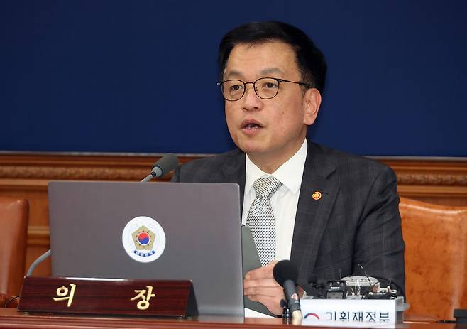 최상목 권한대행, 국무회의 발언 (서울=연합뉴스) 한상균 기자 = 최상목 대통령 권한대행 부총리 겸 기획재정부 장관이 18일 정부서울청사에서 국무회의를 하고 있다. 2025.2.18
    xyz@yna.co.kr