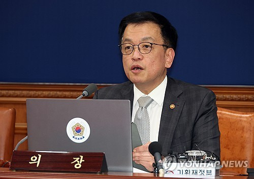 최상목 권한대행, 국무회의 발언     (서울=연합뉴스) 한상균 기자 = 최상목 대통령 권한대행 부총리 겸 기획재정부 장관이 18일 정부서울청사에서 국무회의를 하고 있다. 2025.2.18
    xyz@yna.co.kr
(끝)