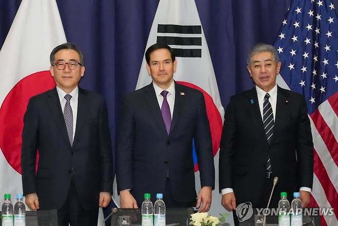 한미일 외교장관회의 (뮌헨=연합뉴스) 김지연 기자 = 조태열 외교부 장관(왼쪽부터), 마크 루비오 미국 국무장관, 이와야 다케시 일본 외무상이 15일(현지시간) 독일 뮌헨의 바이어리셔호프 호텔 인근의 코메르츠방크에서 열린 한미일 외교장관회의에서 기념 촬영을 하고 있다.  2025.2.16  [외교부 제공. 재판매 및 DB 금지] photo@yna.co.kr