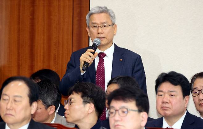 김동철 한국전력공사 사장이 19일 오전 서울 여의도 국회에서 열린 산업통상자원중소벤처기업위원회 전체회의에서 의원들의 자료제출 요구에 답변하고 있다. (사진=뉴시스)