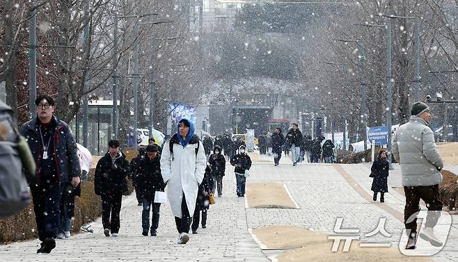 눈 내리는 서울의 한 대학 캠퍼스. /뉴스1 ⓒ News1 이동해 기자