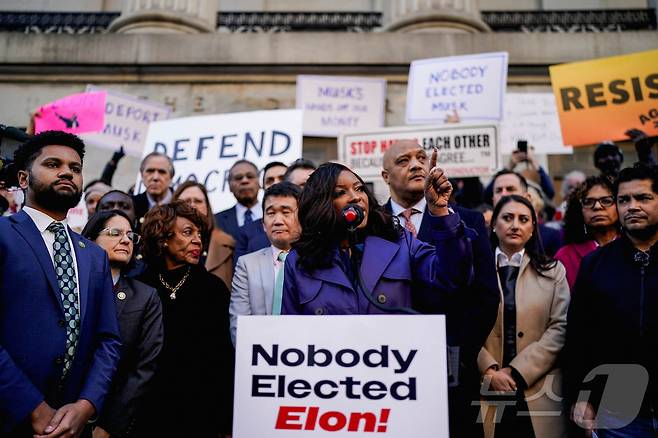 지난 4일 민주 당원들이 미국 재무부 앞에서 "아무도 머스크를 뽑은 적이 없다＂는 팻말을 들고 반머스크 시위를 벌이고 있다. ⓒ 로이터=뉴스1 ⓒ News1 박형기 기자