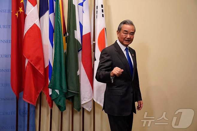 왕이 중국 외교부장이 18일 (현지시간) 뉴욕 유엔 본부에서 열린 안보리 회의를 마친 뒤 취재진을 만나 "가자지구와 서안지구는 팔레스타인 주민들의 고향이지 정치적 흥정을 위한 '협상 칩'이 아니다＂고 밝히고 있다. 2025.02.19 ⓒ AFP=뉴스1 ⓒ News1 우동명 기자