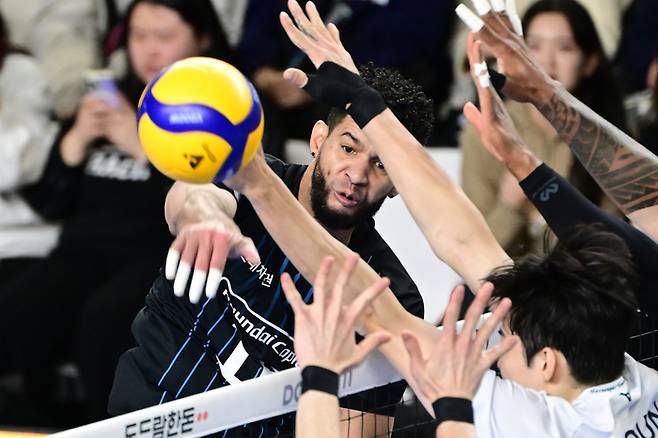 레오(왼쪽)가 18일 대한항공전에서 공격을 시도하고 있다. 사진 | 한국배구연맹