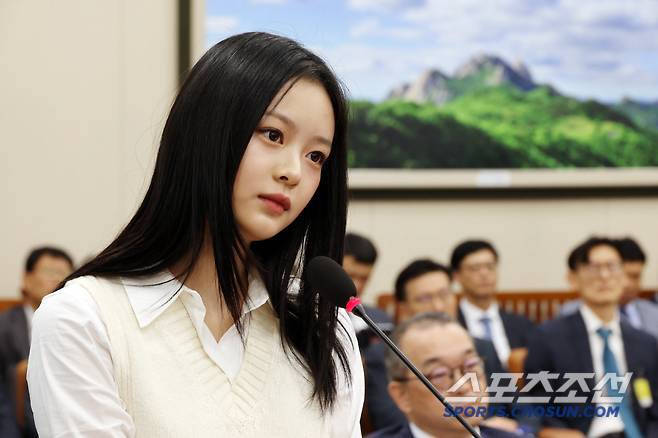 국감 출석한 뉴진스 하니 (서울=연합뉴스) 뉴진스 하니가 15일 서울 여의도 국회에서 열린 환경노동위원회 국정감사에 참고인으로 출석해 의원 질의를 듣고 있다. 2024.10.15 [국회사진기자단] photo@yna.co.kr (끝) <저작권자(c) 연합뉴스, 무단 전재-재배포, AI 학습 및 활용 금지>