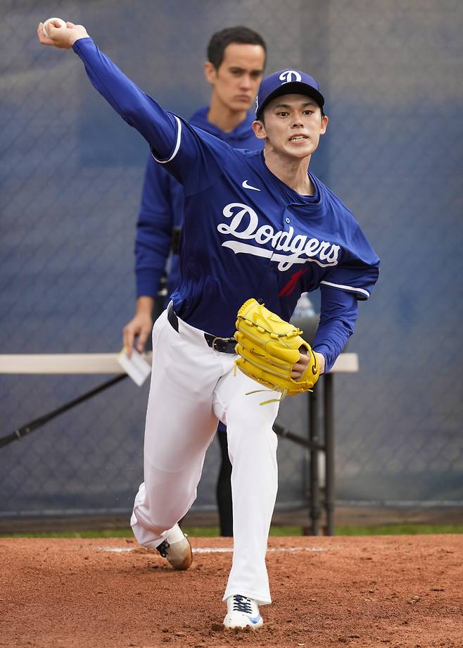 Los Angeles Dodgers pitcher Roki Sasaki (11) throws in the bullpen during spring training baseball practice, Monday, Feb. 17, 2025, in Phoenix. (AP Photo/Ashley Landis)







<저작권자(c) 연합뉴스, 무단 전재-재배포, AI 학습 및 활용 금지>