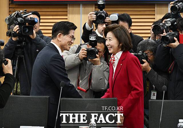 김문수 고용노동부 장관(왼쪽)과 인사하는 나경원 국민의힘 의원.