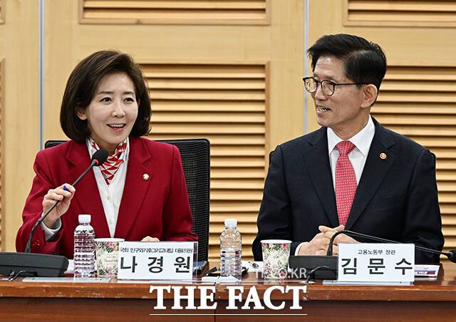 기조연설 하는 나경원 국민의힘 의원(왼쪽).
