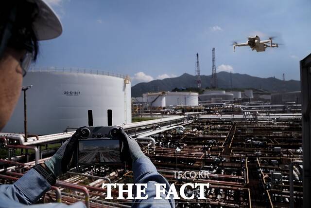전통적인 굴뚝 산업으로 꼽히는 정유업계가 인공지능(AI) 기술 도입에 박차를 가하고 있다. GS칼텍스 직원이 드론을 활용한 설비 검사를 하고 있다. /GS칼텍스
