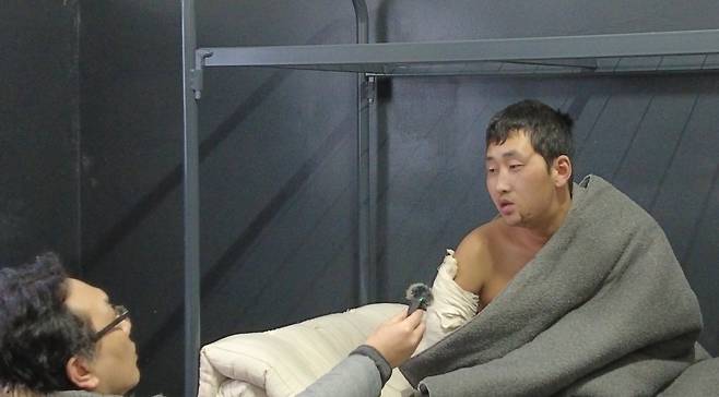 러시아 쿠르스크에 파병돼 우크라이나군과 교전하다 지난달 포로가 된 북한군 병사 리모(오른쪽)씨가 정철환(왼쪽) 특파원과 인터뷰하고 있다. 지난달 체포 직후와 비교해 얼굴의 상처가 많이 가라앉은 모습이다. 리씨는 함께 파병 온 전우들은 모두 숨졌다고 밝히고 "대부분 외아들인데 부모들 마음이 어떻겠냐"며 한숨을 쉬었다./정철환 특파원