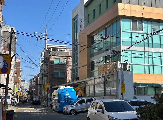 이동점포 위버스가 좁은 골목길에 갸우뚱 주차 돼 있다. ⓒ정지수 기자