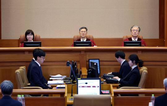 문형배 헌법재판소장 권한대행을 비롯한 헌법재판관들이 18일 서울 종로구 헌법재판소에서 열린 윤석열 대통령 탄핵심판 제9차 변론에 입장해 있다.<사진공동취재단·연합뉴스>