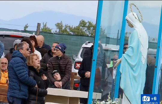 피눈물을 흘리는 기적을 보인다는 이탈리아 로마 인근 마을 트레비냐노 로마노의 성모 마리아상. [사진 출처=데일리메일]