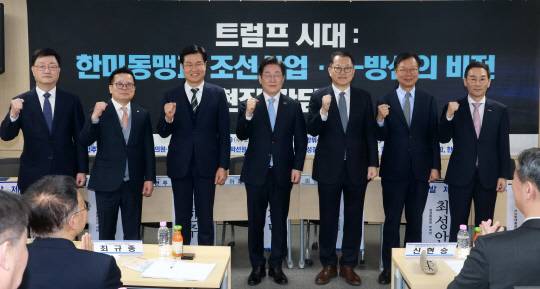 이재명 더불어민주당 대표가 19일 서울 마포구 한국방위산업진흥회에서 열린 '트럼프 시대 : 한미동맹과 조선산업·K-방산의 비전' 현장 참석자들과 기념 촬영하고 있다. [국회사진기자단=연합뉴스]