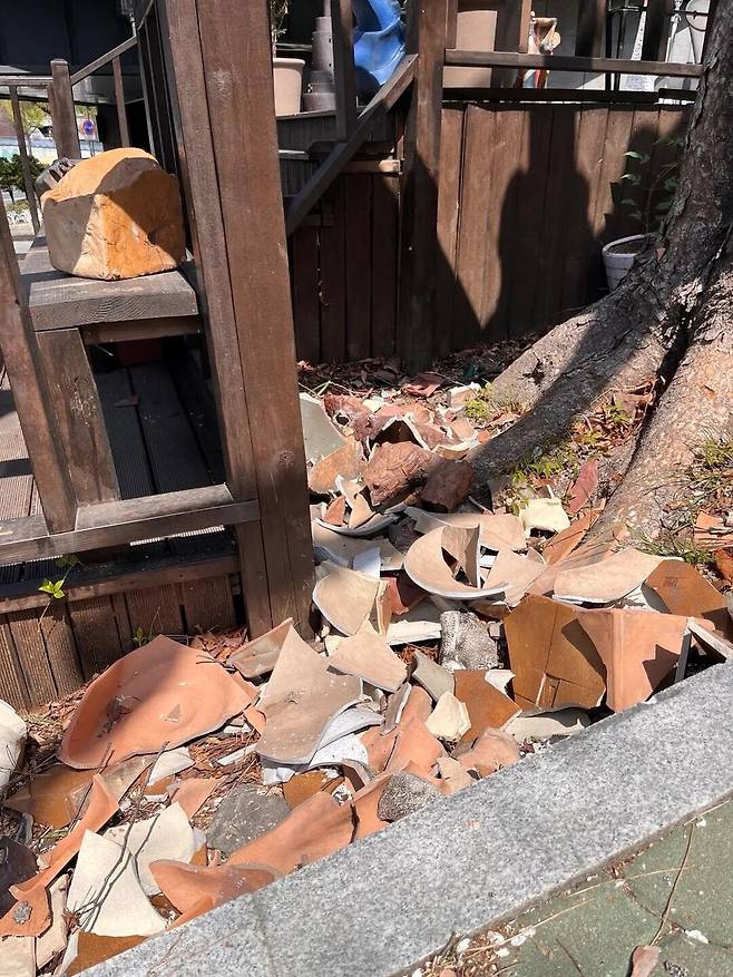 IMG_20250219_152721_401.jpeg 도예공방 앞 도자기들을 모조리 깬 범인 잡고보니...