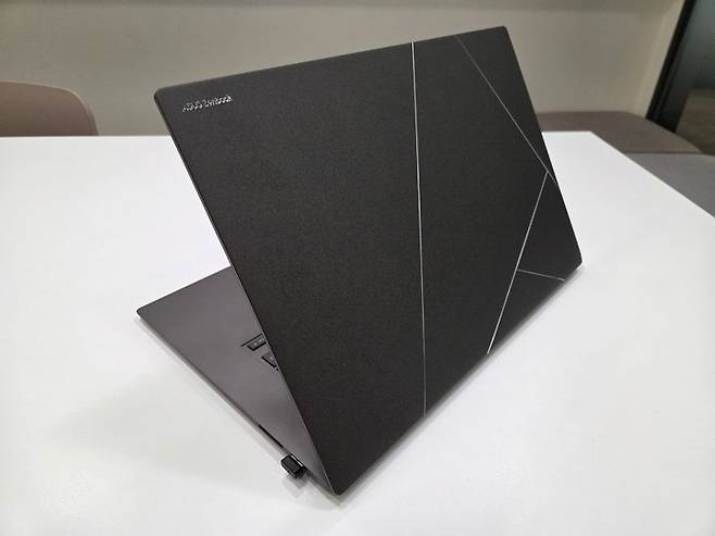 에이수스 젠북 S16 OLED. 사진=구자윤 기자