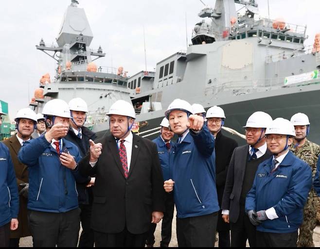 지난해 2월 HD현대 정기선 수석부회장이 카를로스 델 토로 미 해군성 장관에게 HD현대중공업 특수선 야드와 건조 중인 함정을 소개하고 있다.