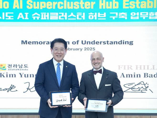 김영록(왼쪽) 전남지사와 아민 바드르 엘 딘 스톡 팜 로드 공동 설립자가 협약식에서 기념촬을 하고 있다. 스톡 팜 로드 제공