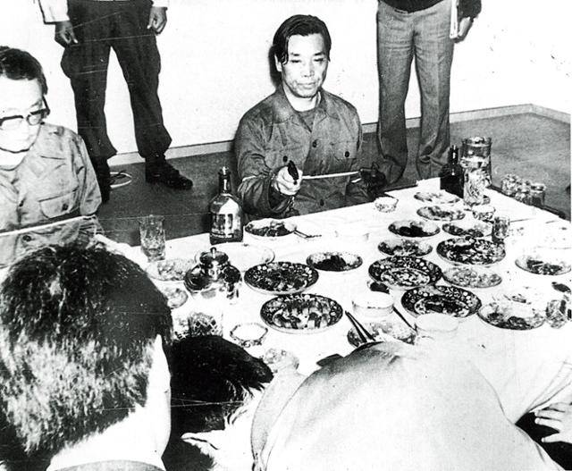 1979년 11월 7일 박정희 전 대통령 피격사건 현장검증에서 김재규(맨 오른쪽) 전 중앙정보부장이 총 쏘는 모습을 재연하고 있다. 한국일보 자료사진