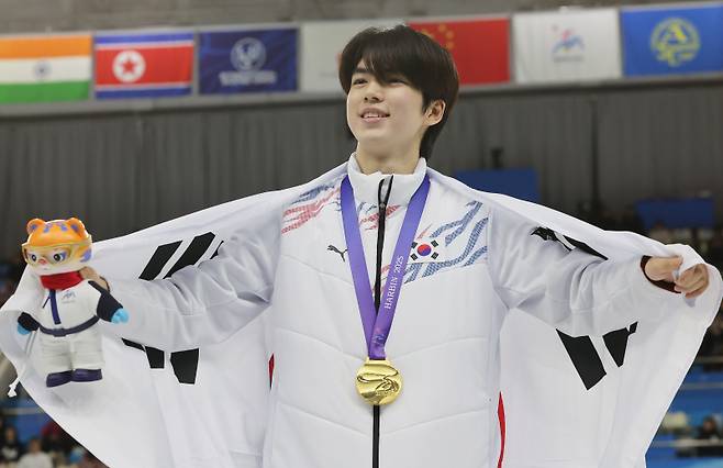 <yonhap photo-6460=""> 차준환의 금빛 세리머니 (하얼빈=연합뉴스) 박동주 기자 = 피겨 차준환이 13일 중국 하얼빈 헤이룽장 빙상훈련센터 다목적홀에서 열린 하얼빈 동계아시안게임 피겨 남자 싱글에서 금메달을 획득한 뒤 포즈를 취하고 있다. 2025.2.13 pdj6635@yna.co.kr/2025-02-13 21:51:34/ <저작권자 ⓒ 1980-2025 ㈜연합뉴스. 무단 전재 재배포 금지, AI 학습 및 활용 금지></yonhap>