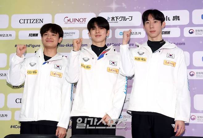 피겨 남자싱글 국가대표 김현겸, 차준환, 이시형이 18일 오후 서울 양천구 목동아이스링크 프레스센터에서 열린 2025 ISU 4대륙 피겨 선수권대회 미디어데이에서 화이팅 포즈를 취하고 있다. 김민규 기자 mgkim1@edaily.co.kr /2025.02.18/