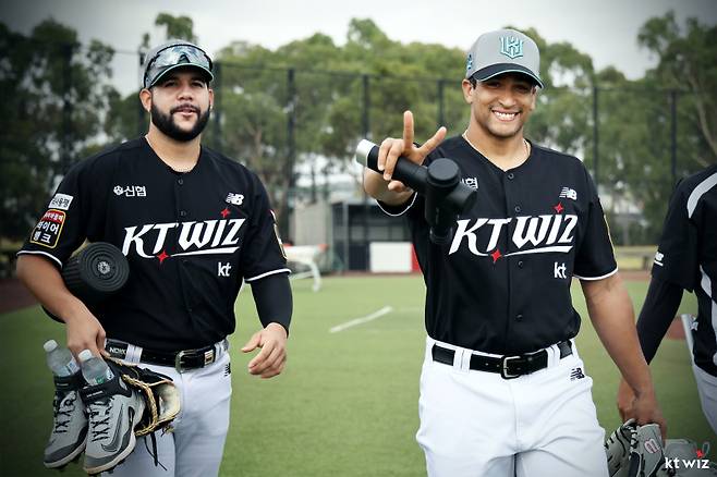 호주 스프링캠프 일정을 소화 중인 KT 헤이수스와 쿠에바스. KT 제공