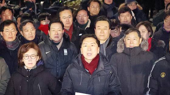 고위공직자범죄수사처(공수처)가 윤석열 대통령 2차 체포영장 집행에 나선 15일 오전 서울 용산구 한남동 대통령 관저 앞에 김기현 의원(가운데)을 비롯한 국민의힘 의원들이 입장을 밝히고 있다. 뉴스1