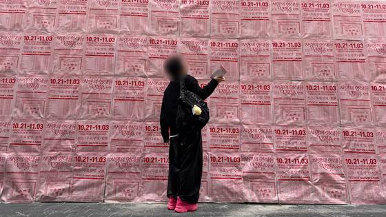 지난해 10월, 무비랜드와 비너스가 함께한 '사랑의 형태들' 영화제에 간 송다원씨의 모습. 송씨는 이날 무비랜드를 처음으로 방문해 '첨밀밀'(1996)을 봤다. 이후 그는 매달 이곳을 방문하는 팬이 됐다. 사진 송다원